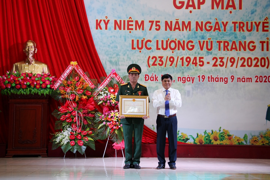 Đồng chí Phạm Minh Tấn trao 