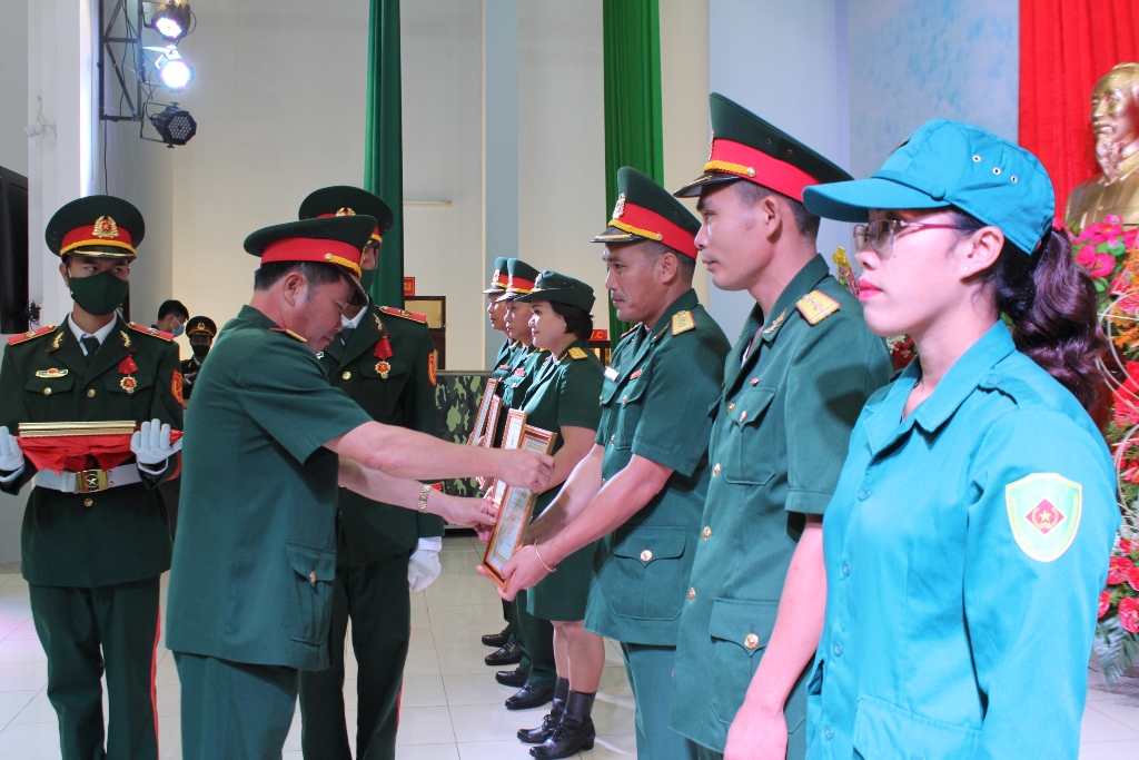 Đại tá Lê Mỹ Danh, Chỉ huy trưởng Bộ Chỉ huy Quân sự tỉnh trao giải cho các tác phẩm xuất sắc tại cuộc thi