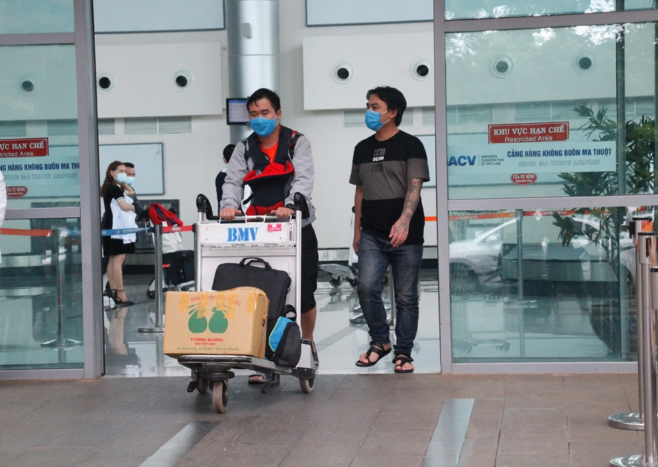 Những hành khách đầu tiên của hành trình Đà Nẵng - Buôn Ma Thuột vào sáng 19-9-2020.