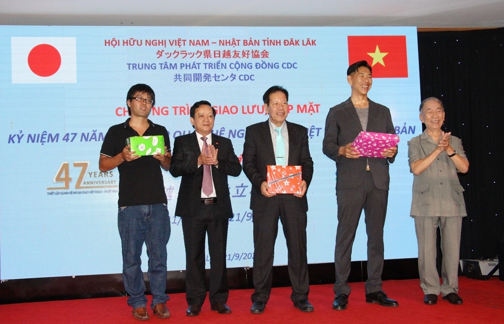 Đại diện Hội Hữu nghị Việt Nam - Nhật Bản trao quà tặng các vị khách Nhật Bản tham gia giao lưu