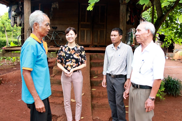 Cán bộ Mặt trận huyện, thị trấn Ea Kar và người có uy tín buôn Ea Kdruôl (thị trấn Ea Kar) tìm hiểu đời sống người dân trong buôn.