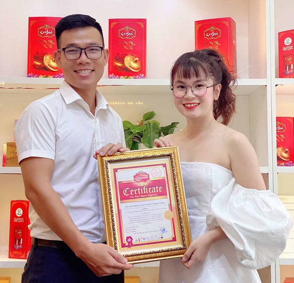 Thùy Thảo được công nhận là kỷ lục gia bán hàng từ Công ty TNHH Xuất nhập khẩu  và Thương mại Tây Á. (Ảnh: nhân vật cung cấp)