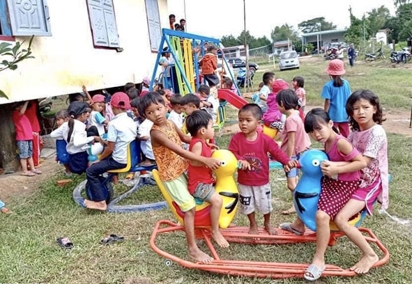 Các em Trường Mẫu giáo Sao Mai trong khu vui chơi mới.  