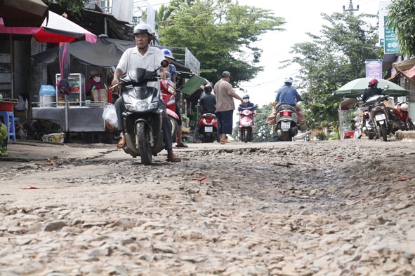 Lớp nhựa trên mặt đường Y Nuê đã bong tróc hoàn toàn. 