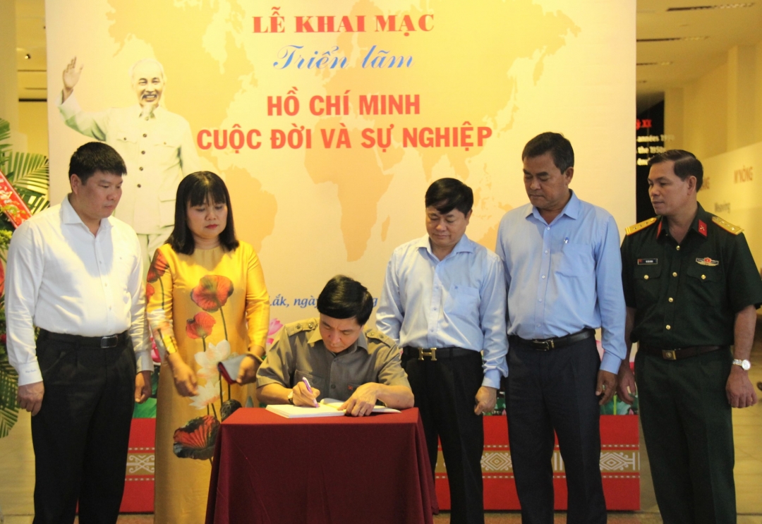 Uỷ viên...