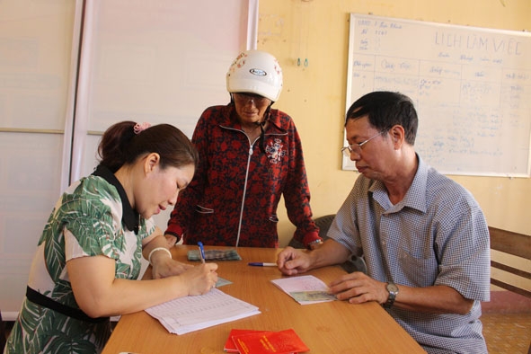 Cán bộ Phòng Lao động - Thương binh và Xã hội  TP. Buôn Ma Thuột (bìa trái) chi trả trợ cấp cho người dân trên địa bàn phường  Tân Thành.   Ảnh minh họa:  Quỳnh Anh