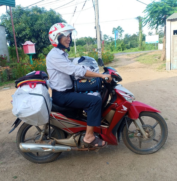 Anh  Lưu Tấn Văn trong một lần  đi gom  sách giáo khoa, đồng phục cũ  để tặng học sinh vùng khó khăn. 