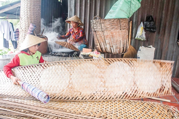 Làng nghề bánh tráng Cù lao Mây.  