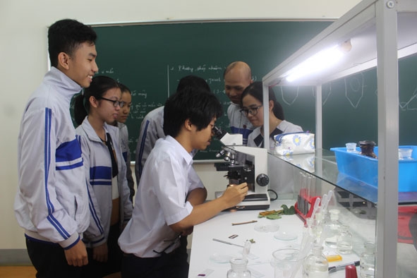 Học sinh Trường THPT Chuyên Nguyễn Du thực hành thí nghiệm môn Sinh học. 