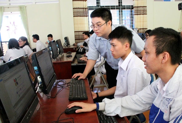 Thầy Phạm Công Tuấn hướng dẫn đội tuyển học sinh giỏi môn Tin học ôn tập.