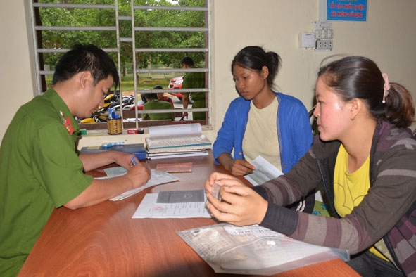 Công an xã Krông Na (huyện Buôn Đôn) giải quyết thủ tục hành chính cho người dân trên địa bàn. 