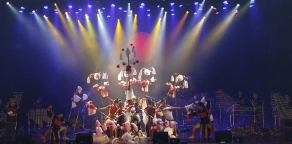 Tiết mục biểu diễn của Đoàn ca múa dân tộc tỉnh Đắk Lắk sử dụng ánh sáng, hiệu ứng sân khấu.