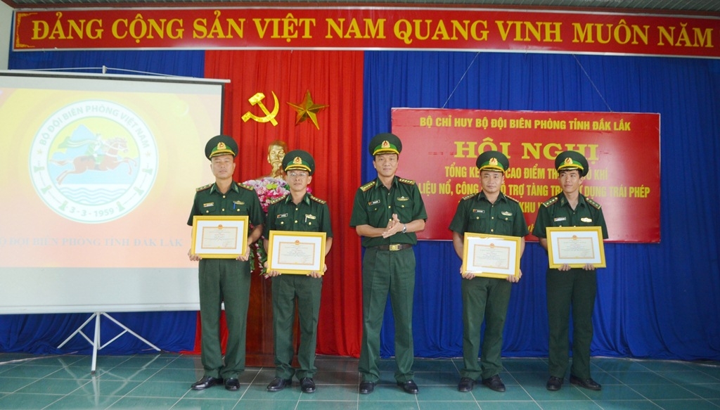 Bộ đội Biên phòng tỉnh khen thưởng Tập thể và các cá nhân đạt thành tích trong công tác thu hồi vũ khí, vật liệu nổ trái phép