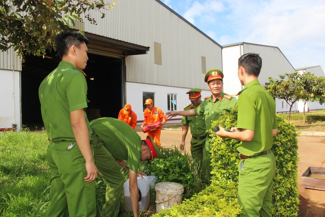 Thượng tá Mai Văn Ngân, Phó Trưởng Phòng Cảnh sát Phòng cháy chữa cháy và cứu nạn cứu hộ (Công an tỉnh) trực tiếp chỉ đạo lực lượng diễn tập tại Công ty TNHH MTV cà phê Ngon (huyện Cư Kuin).