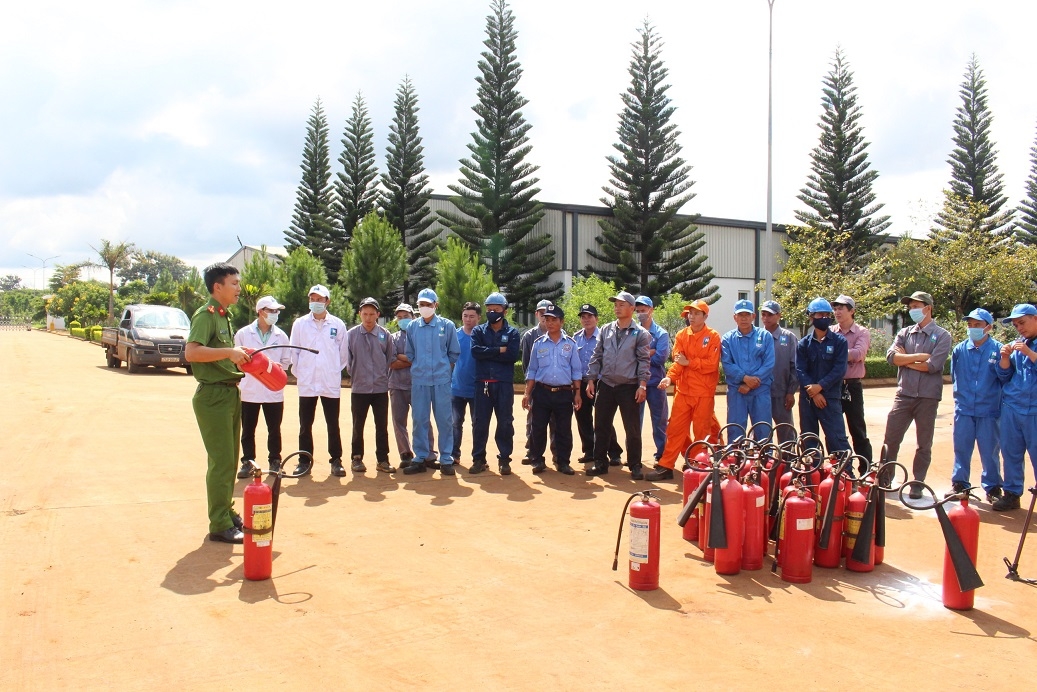 Đại diện Đội chữa cháy và cứu hộ cứu nạn số 5 huấn luyện nghiệp vụ cho lực lượng chữa cháy cơ sở.