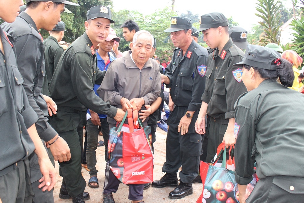 Cán bộ, chiến sĩ Cảnh sát cơ động (Công an tỉnh) tặng quà cho người dân buôn Kra (xã Ea Hiao, huyện Ea H'leo).