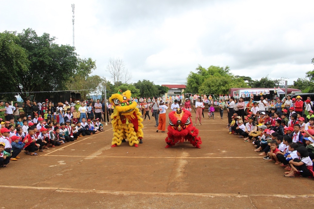 Học sinh Trường Tiểu học - Trung học cơ sở Hoàng Hoa Thám (xã Ea Hiao, huyện Ea H'leo) xem hiểu diễn múa lân.