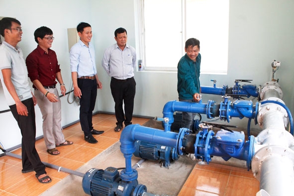 Công trình cấp nước sinh hoạt tập trung xã Tân Tiến (huyện Krông Pắc) đang được vận hành thử nghiệm  trước khi đưa vào hoạt động.  