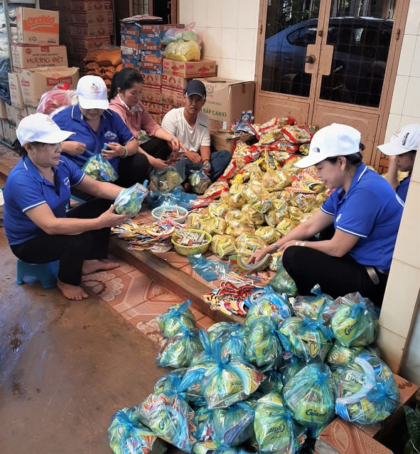 Bà Lập cùng đội tình nguyện Hoa Ban Trắng chuẩn bị các phần quà trung thu