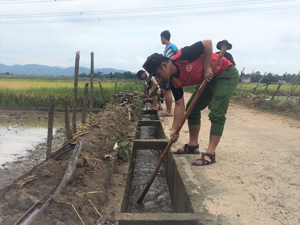 Cán bộ, chiến sĩ Phòng Cảnh sát Cơ động (Công an tỉnh) nạo vét kênh mương của cánh đồng buôn Bhôk, xã Yang Tao (huyện Lắk). 