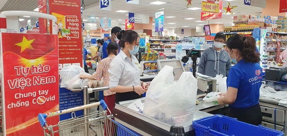 Khách mua hàng tại Siêu thị Co.opmart Buôn Ma Thuột.