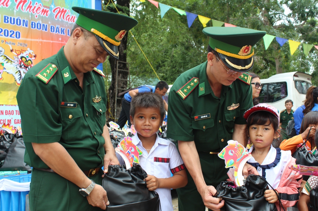 Lãnh đạo Bộ đội Biên phòng tỉnh Đắk Lắk trao tặng quà cho các cháu Thiếu nhi tại xã Krông Na, huyện Buôn Đôn