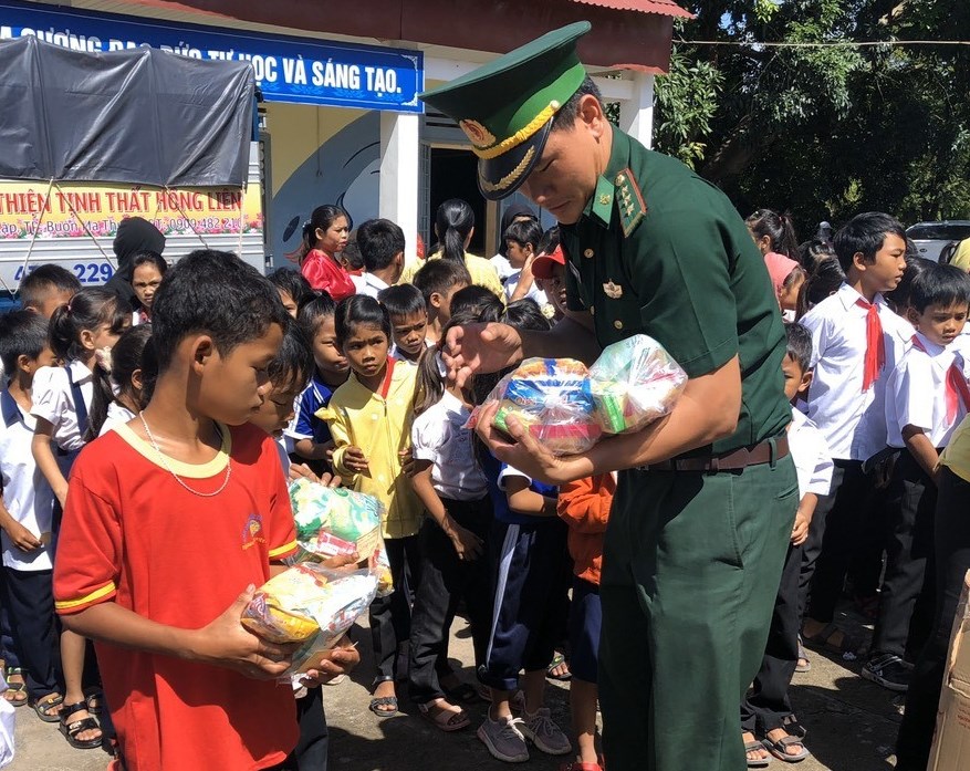 Cán bộ, chiến sĩ Đồn Biên phòng Yok Đôn trao quà Trung thu cho các cháu Thiếu nhi tại xã Krông Na