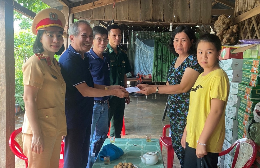 Trao học bổng cho em Lê Gia Hân ở thôn 11, xã Ia R'vê (huyện Ea Súp).