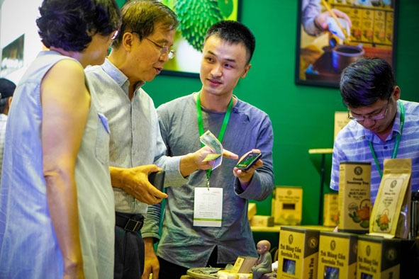 Khách quốc tế tìm hiểu Trà mãng cầu Nguyễn Văn tại Hội chợ sản phẩm lên men quốc tế năm 2019 tại thành phố Jeonju, tỉnh Jeollabuk, Hàn Quốc.