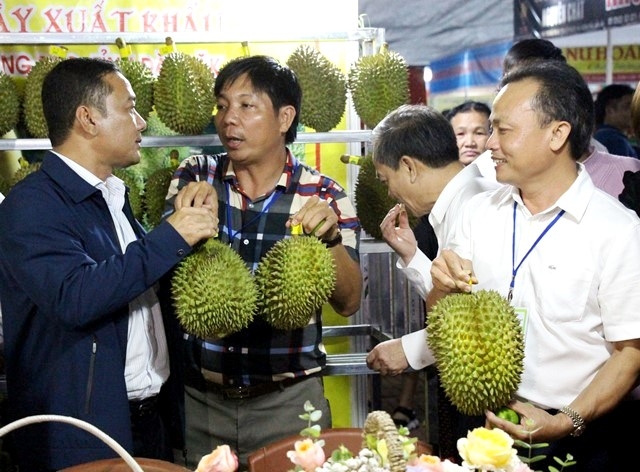 Phó Chủ tịch UBND tỉnh Y Giang Gry Niê Knơng tham quan gian hàng sầu riêng tại Hội chợ