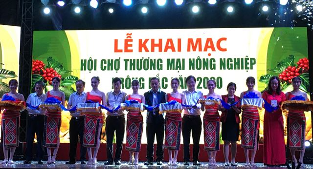 Các đại biểu cắt băng khai mạc Hội chợ thương mại nông sản Krông Pắc năm 2020