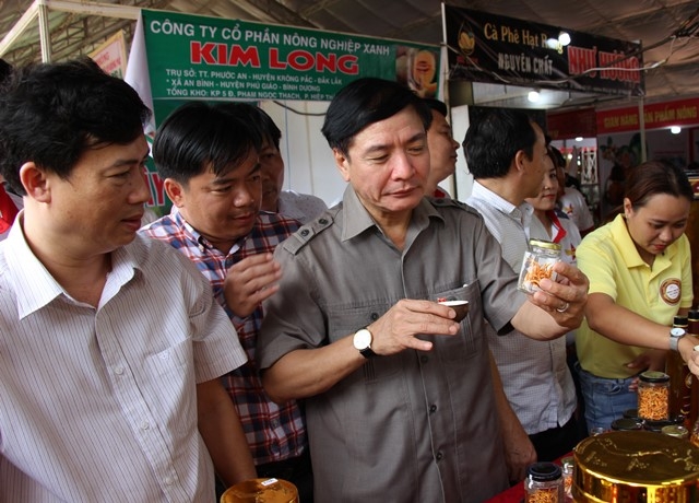 Các đại biểu tìm hiểu về quy trình sản xuất các sản phẩm từ đông trùng hạ thảo