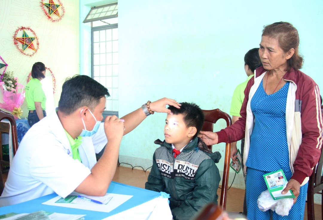 Khám mắt cho học sinh