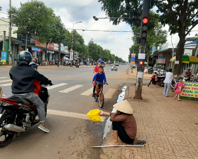 Một người ăn xin dọc tuyến Quốc lộ 26 đoạn qua xã Ea Yông, huyện Krông Pắc.