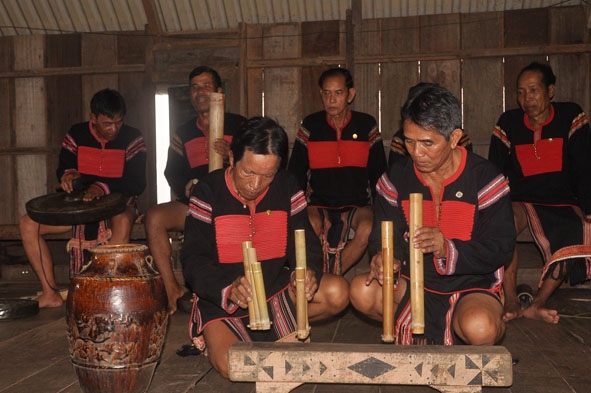 Nghệ nhân cao tuổi ở buôn Kô Siêr (TP. Buôn Ma Thuột) biểu diễn nhạc cụ truyền thống. Ảnh: Hoàng Gia