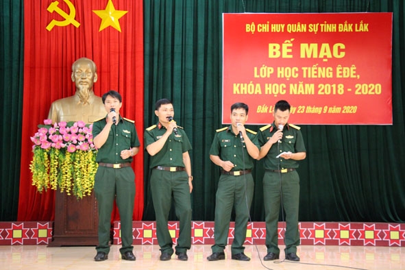 Học viên giao lưu hát dân ca Êđê.  