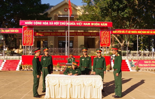 Đại diện các Chi đoàn thuộc Liên chi đoàn 303 ký kết giao ước thực hiện phong trào tiết kiệm vì ngày mai lập nghiệp.