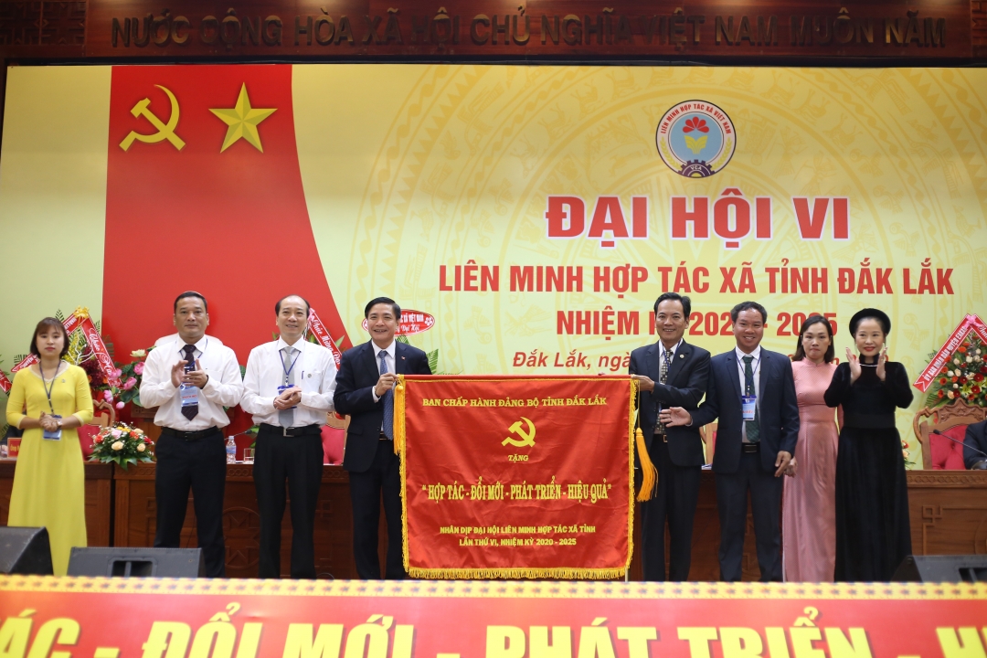 Các đồng chí lãnh đạo tỉnh trao búc trường của Ban chấp hành Đảng bộ tỉnh tặng đại hội