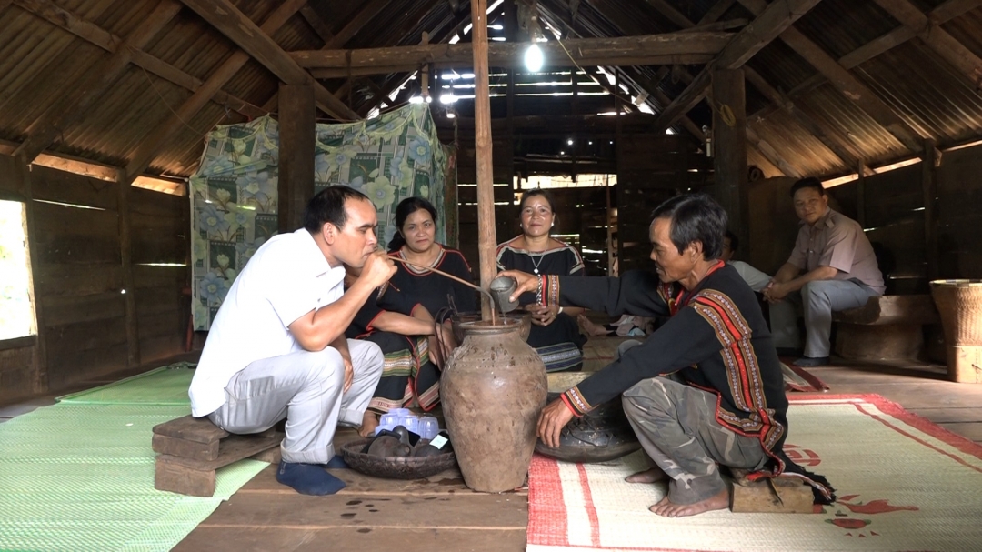 Anh em, bạn bè trò chuyện, uống rượu cần là một trong những không gian diễn xướng của lời nói vần.