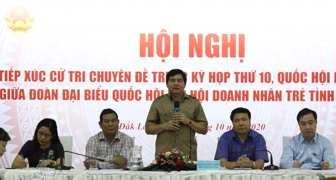 Phó Trưởng đoàn chuyên trách Đoàn ĐBQH tỉnh Y Khut Niê giải đáp những thắc mắc của cử tri tại buổi tiếp xúc.