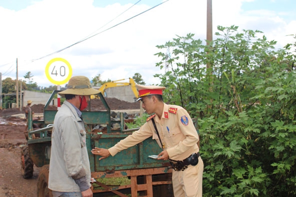 Cảnh sát giao thông huyện Krông Búk hướng dẫn người điểu khiển xe an toàn khi đi qua đường tránh phía Tây thị xã Buôn Hồ. 