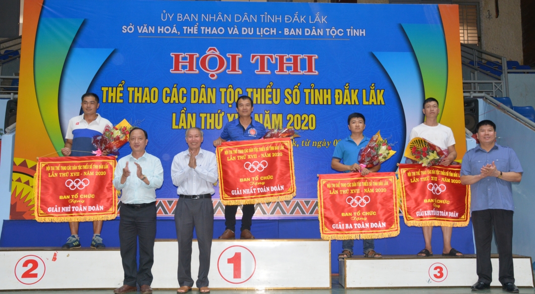 Ban tổ chức trao giải toàn đoàn cho các đơn vị.