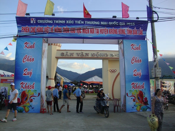 Khách tham quan  phiên chợ  