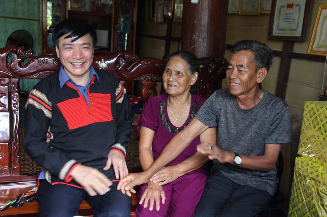 Đồng chí Bùi Văn Cường thăm hỏi, tặng quà các gia đình chính sách ở huyện Krông Bông, năm 2019 (1)