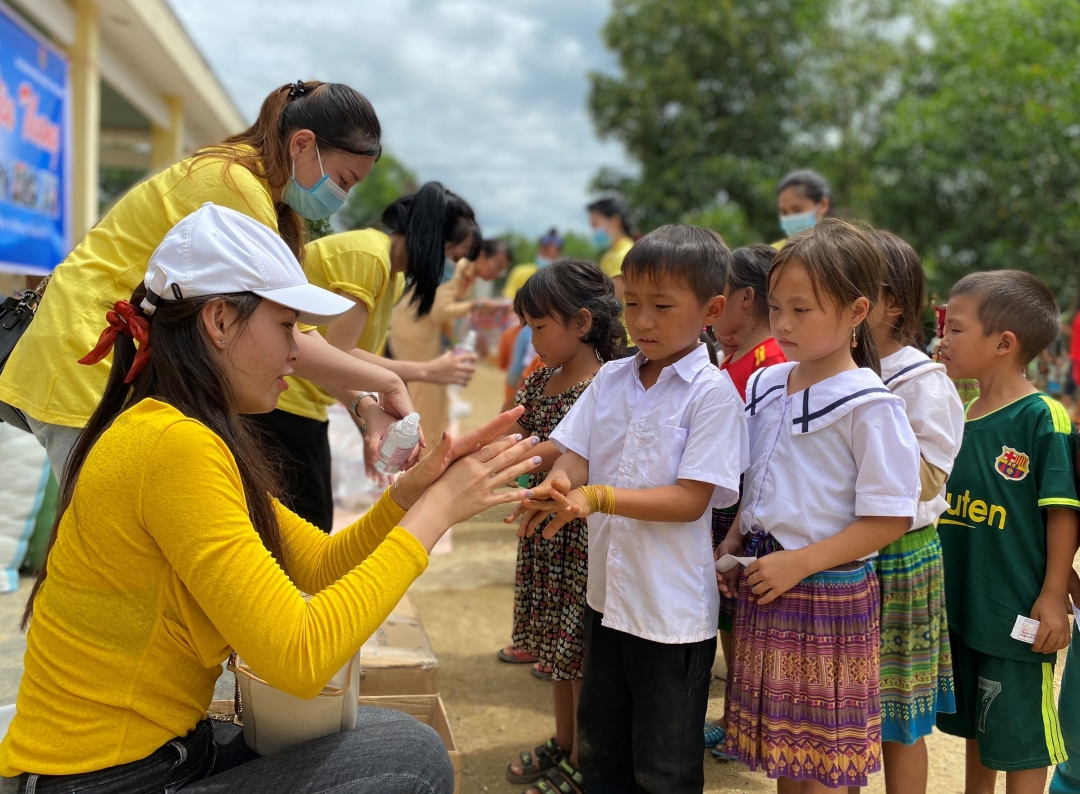 Mạnh thường quân hướng dẫn các em thực hiện các bước rửa tay...