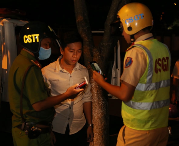 Công an TP. Buôn Ma Thuột kiểm tra nồng độ cồn người tham gia giao thông. 