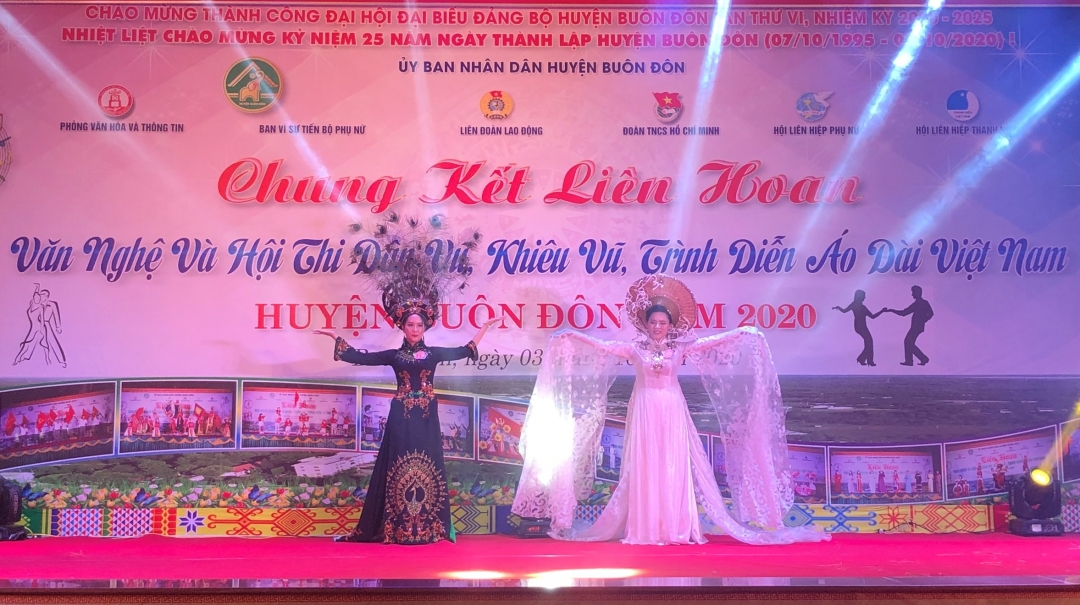 Các hội viên phụ nữ huyện Buôn Đôn tự tin trong phần trình diễn áo dài Việt Nam