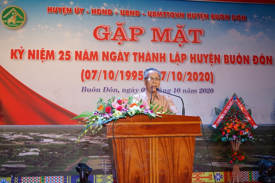 Đồng chí Phùng Văn Bửi, Bí thư Huyện ủy Buôn Đôn khóa I, II phát biểu tại chương trình gặp mặt.