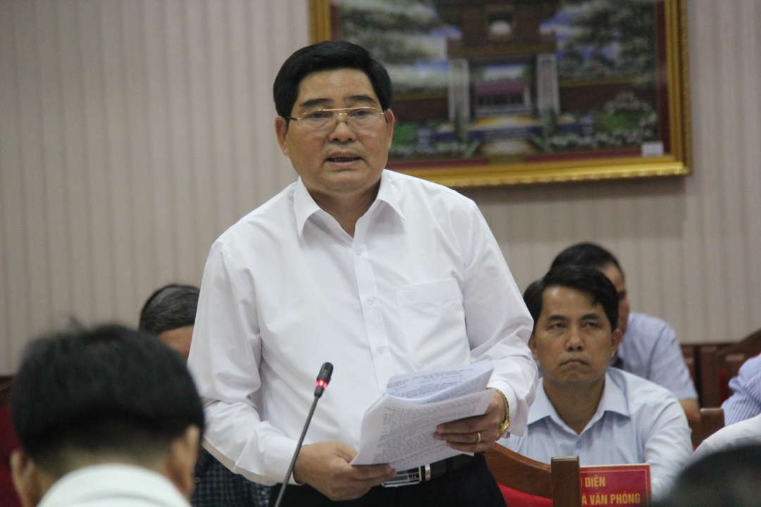 Phó trưởng đoàn Chuyên trách Đoàn Đại biểu Quốc hội tỉnh Y Khút Niê tham gia ý kiến tại cuộc họp