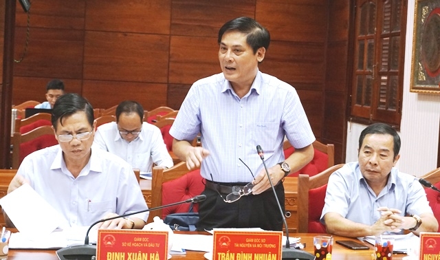Giám đốc Sở Tài nguyên và Môi trường Trần Đình Nhuận phát biểu tại phiên họp.